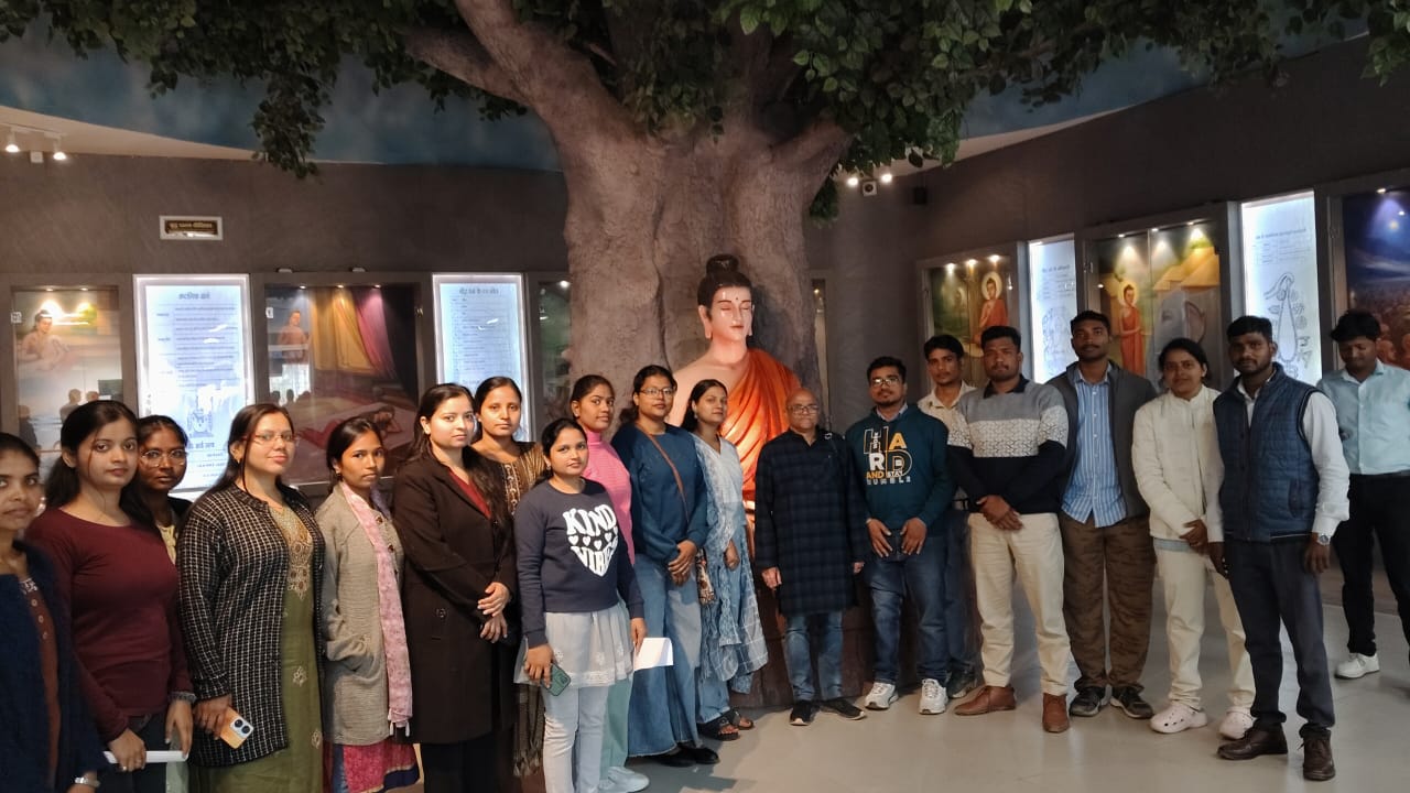 कुषाण शासकों ने भी प्रारम्भ में स्मृति सिक्के जारी किये