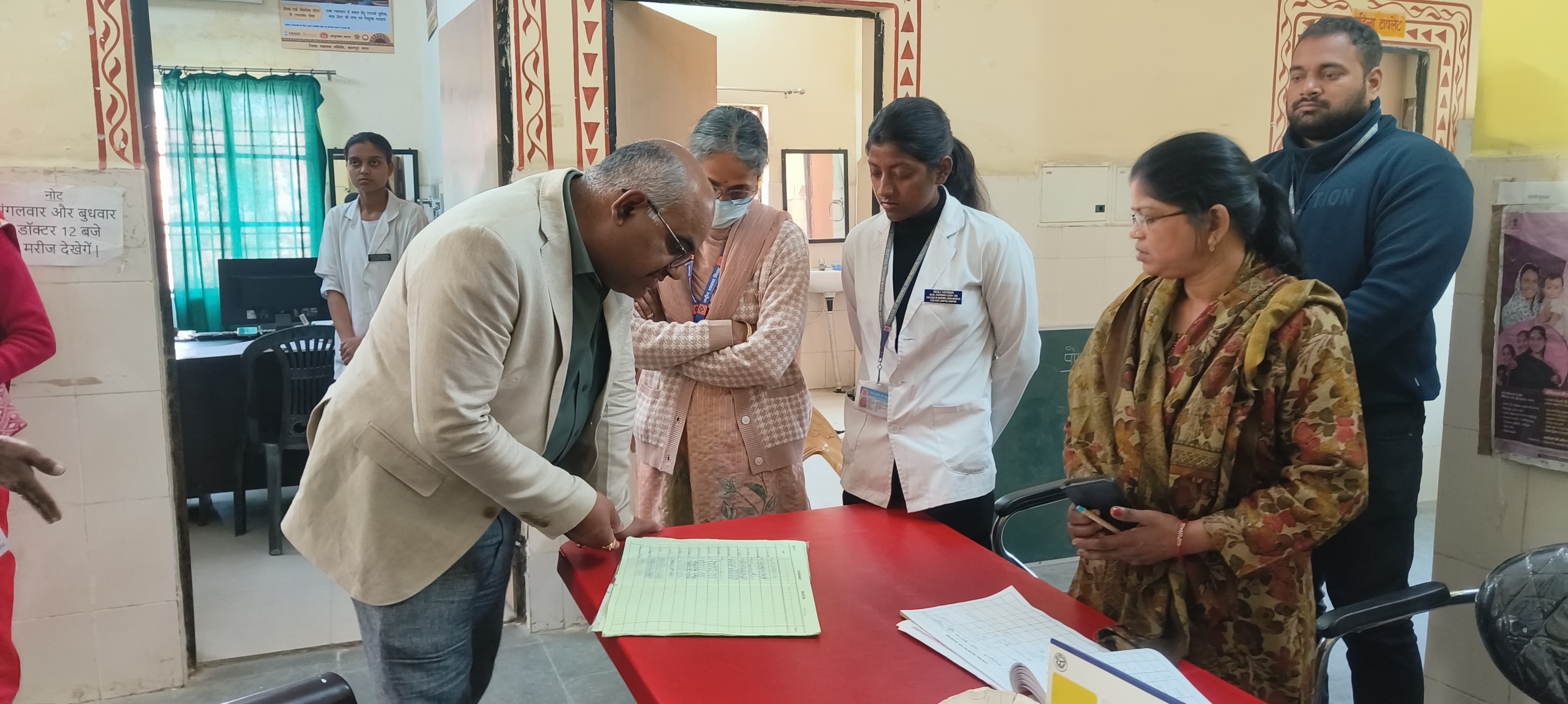 डीएम ने किया औचक निरीक्षण, छह स्वास्थ्यकर्मी अनुपस्थित