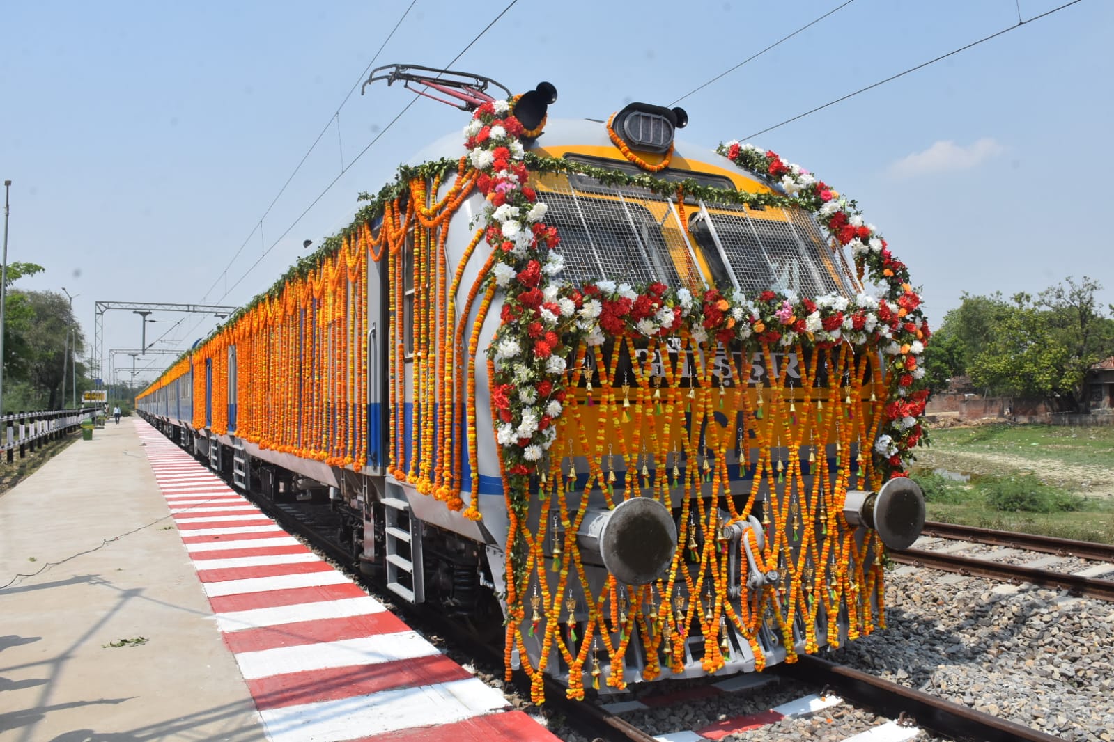 केंद्रीय मंत्री अश्विनी वैष्णव ने दोहरीघाट-मऊ-औंड़िहार मेमू ट्रेन को हरी झंडी दिखाई
