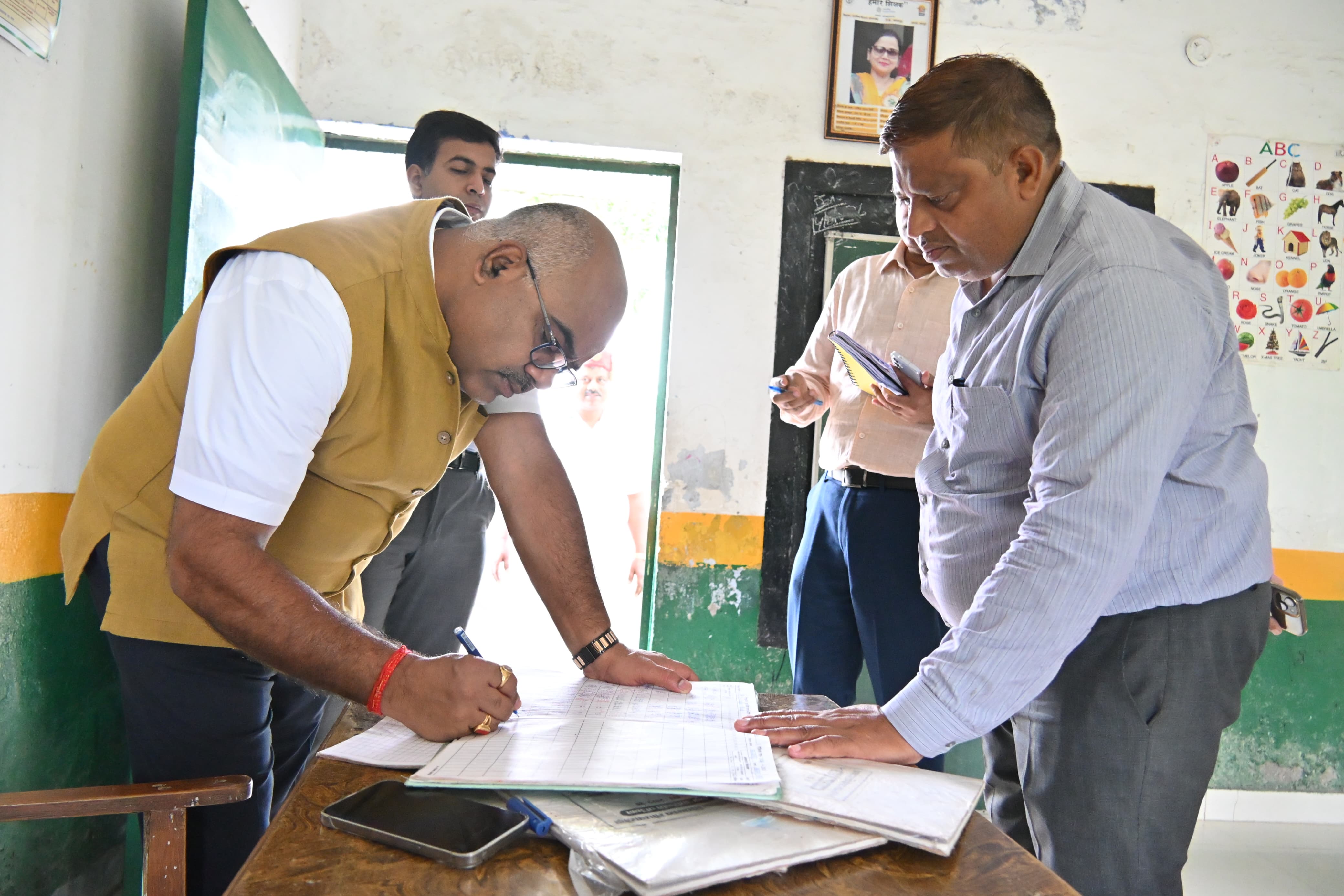 पांच शिक्षकों में से चार नहीं मिले विद्यालय में, 106 बच्चों में सिर्फ तीन उपस्थित
