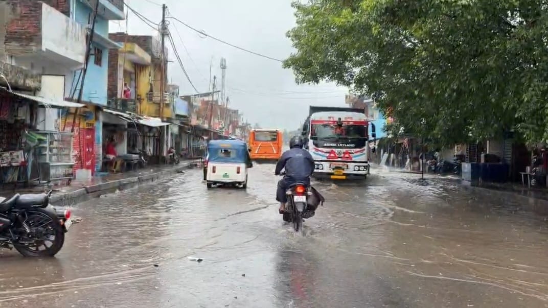 श्रावस्ती में NH-730 बना तालाब, राहगीर परेशान