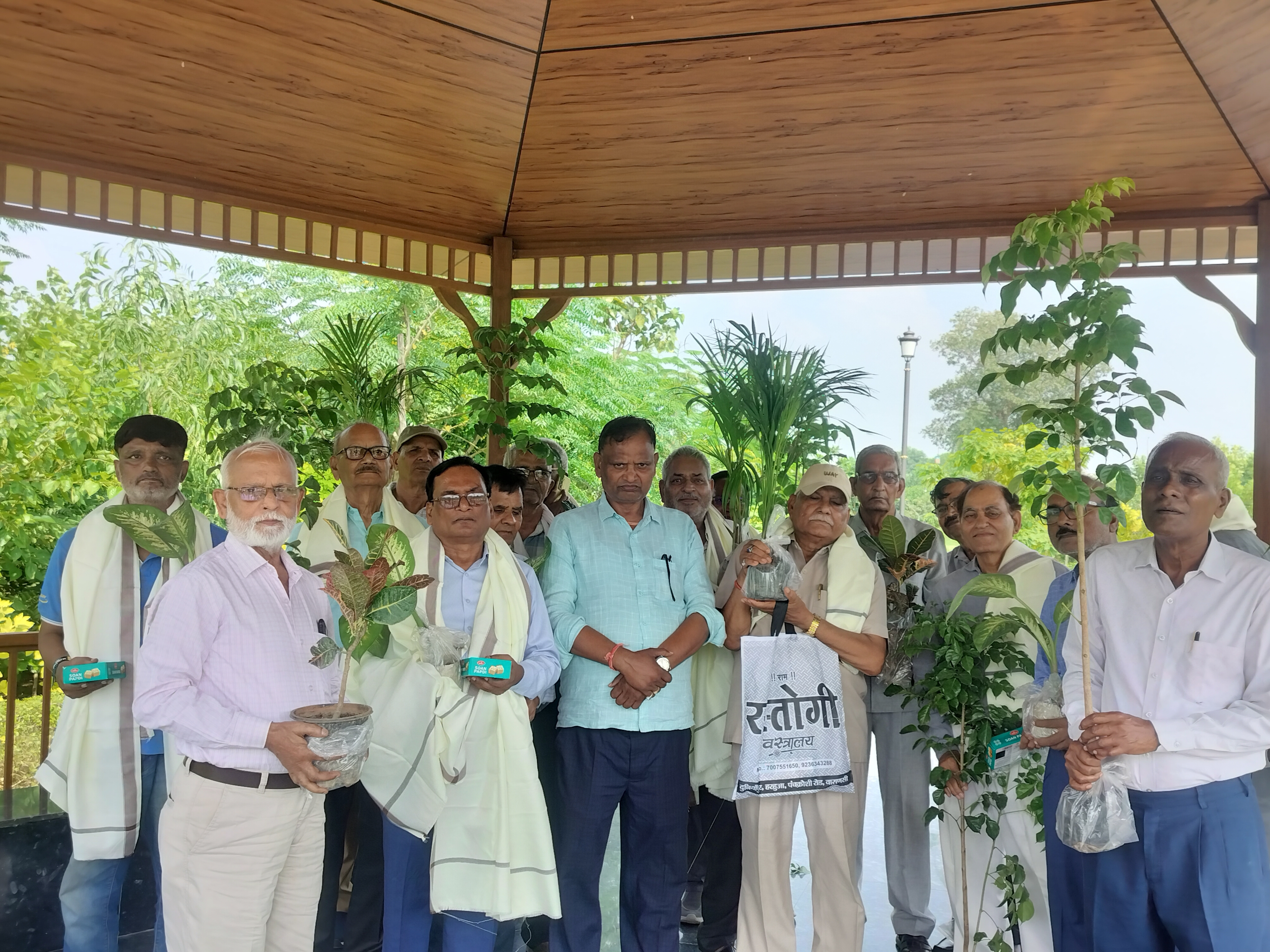 सेवानिवृत्त अधिकारी संतोष मौर्य की अनूठी पहल